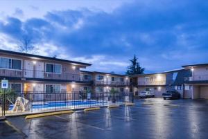 Bazén v ubytování University Inn and Suites Eugene nebo v jeho okolí