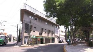 un edificio sul lato di una strada cittadina di hostal confort Iztapalapa hospedaje económico y cómodo en cdmx a Città del Messico