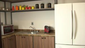 una cucina con un frigorifero bianco e un lavello di hostal confort Iztapalapa hospedaje económico y cómodo en cdmx a Città del Messico Altre 24 foto