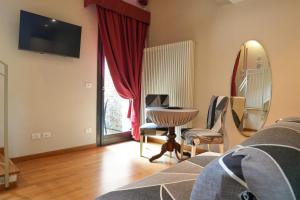 TV a/nebo společenská místnost v ubytování Honey Rooms Ferrara