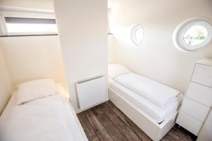 Postel nebo postele na pokoji v ubytování KYST 5410 Floating Home 2