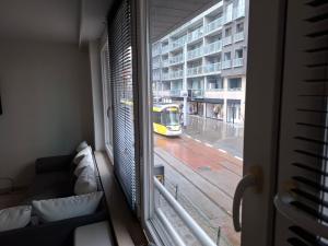 Blick aus einem Fenster eines Busses auf einer Straße in der Unterkunft Appartement in Ostende