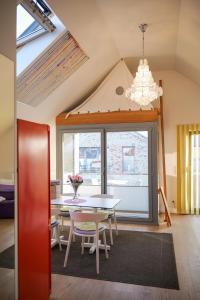 Un comedor con una mesa y una lámpara de araña. en Ostsee - Appartement Nr 91 "Panta Rhei" im Strand Resort, en Heiligenhafen