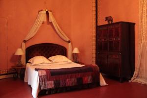 een slaapkamer met een hemelbed en een dressoir bij Anges Gardiens in Villeneuve-lès-Béziers