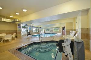 Bazén v ubytování Comfort Suites Eugene nebo v jeho okolí