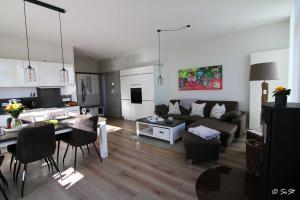 ein Wohnzimmer mit einer Couch und einem Tisch in der Unterkunft Ostsee - Reetdachhaus Nr 9 "Emma" im Strand Resort in Heiligenhafen
