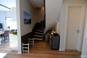 eine Treppe im Wohnzimmer mit Treppenaufgang in der Unterkunft Ostsee - Reetdachhaus Nr 9 "Emma" im Strand Resort in Heiligenhafen