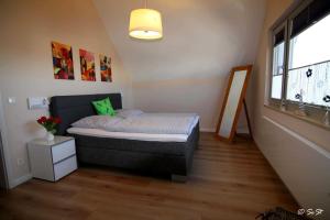 Ein Bett oder Betten in einem Zimmer der Unterkunft Ostsee - Reetdachhaus Nr 9 "Emma" im Strand Resort