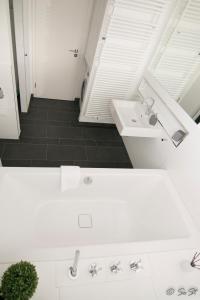 Ein Badezimmer in der Unterkunft Ostsee - Reetdachhaus Nr 9 "Emma" im Strand Resort