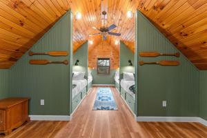 Katil atau katil-katil dalam bilik di Remodeled Lakefront Cabin, shuffleboard, Starlink
