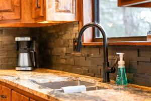 Dapur atau dapur kecil di Remodeled Lakefront Cabin, shuffleboard, Starlink +38 gambar