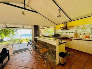 Kuchyň nebo kuchyňský kout v ubytování Bungalow enchanteur à Saint-Pierre avec vue sur la mer et jardin