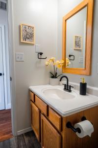 Ένα μπάνιο στο Main Retreat with King Bed in Master and has Garage +18 φωτογραφίες