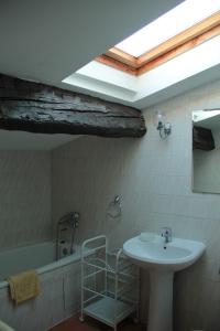 bagno con lavandino, vasca e lucernario di Anges Gardiens a Villeneuve-lès-Béziers