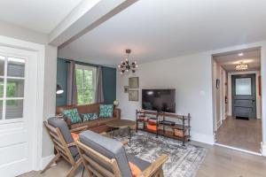 Televisyen dan/atau pusat hiburan di Boutique Quality Home Downtown by the Shaw