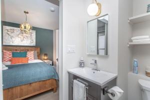 Bilik mandi di Boutique Quality Home Downtown by the Shaw +49 gambar