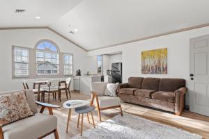 un salon avec un canapé et une table dans l'établissement Jarrett Farm Resort - Suite 2, à Ramona