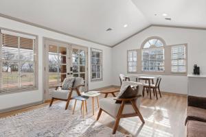 un salon avec des chaises et une table dans l'établissement Jarrett Farm Resort - Suite 2, à Ramona