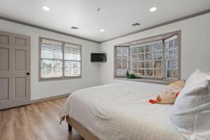 une chambre avec un grand lit et deux fenêtres dans l'établissement Jarrett Farm Resort - Suite 2, à Ramona