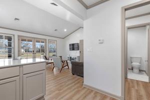 TV a/nebo společenská místnost v ubytování Jarrett Farm Resort - Suite 1