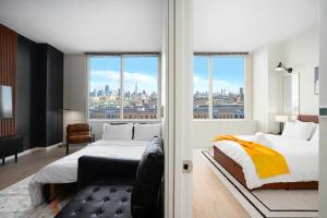 霍博肯Exclusive 1BR Apt with NYC View and Pool的一间带两张床的卧室,享有城市美景
