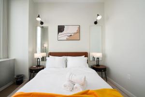 Exclusive 1BR Apt with NYC View and Pool客房内的一张或多张床位