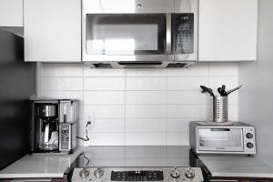 Exclusive 1BR Apt with NYC View and Pool的厨房或小厨房
