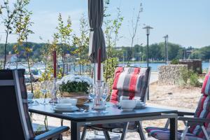 einen Tisch mit Tellern und Gläsern darüber in der Unterkunft Ostsee - Appartement Nr 181 "Uferschwalbe" im Strand Resort in Heiligenhafen