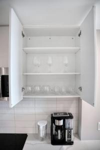 Exclusive 1BR Apt with NYC View and Pool的厨房或小厨房