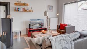 ein Wohnzimmer mit einer Couch und einem Tisch in der Unterkunft Ostsee - Appartement Nr 181 "Uferschwalbe" im Strand Resort in Heiligenhafen