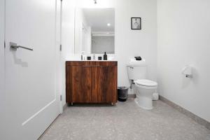 霍博肯Exclusive 1BR Apt with NYC View and Pool的配有马桶、水槽和镜子的浴室 更多24张照片