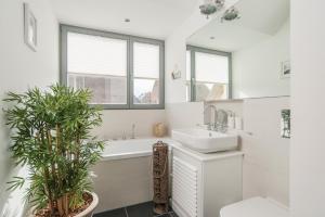 Ein Badezimmer in der Unterkunft Ostsee - Reetdachhaus Nr 42 "Waterkant" im Strand Resort