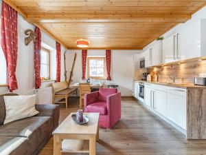 salon z kanapą i stołem w obiekcie Alpensteinbock Saalbach B w Saalbach Hinterglemm +17 zdjęć