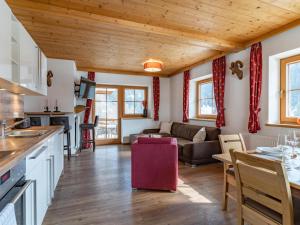 kuchnia i salon z kanapą i stołem w obiekcie Alpensteinbock Saalbach B w Saalbach Hinterglemm