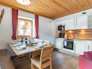 Kuchyňa alebo kuchynka v ubytovaní Alpensteinbock Saalbach