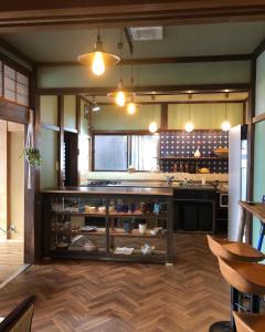 una grande cucina con bancone e piano di lavoro di sunny sidde a Takayama