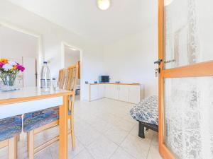 a room with a table and chairs and a kitchen at Appartements mit Veranda, Andora in Marina di Andora
