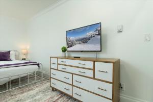 Μια τηλεόραση ή/και κέντρο ψυχαγωγίας στο Fully-stocked Kitchen, AC, WiFi, WD, Near Baseball and Downtown
