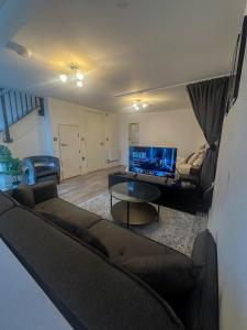 バーミンガムにあるOldList 1のソファとテーブルのあるリビングルーム