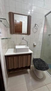 ein Badezimmer mit Waschbecken und Toilette in der Unterkunft Solar Campos do Jordão - Perfeita para casal e Família in Campos do Jordão