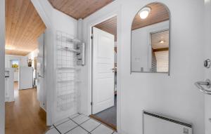 Kuchyň nebo kuchyňský kout v ubytování Pet Friendly Home In Henne With Sauna