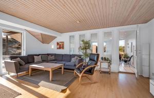 Posezení v ubytování Pet Friendly Home In Henne With Sauna