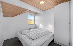 Postel nebo postele na pokoji v ubytování Pet Friendly Home In Henne With Sauna