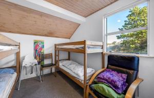 Postel nebo postele na pokoji v ubytování Pet Friendly Home In Henne With Sauna