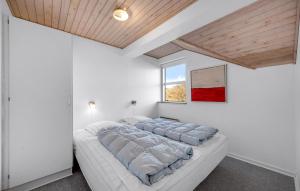 Postel nebo postele na pokoji v ubytování Pet Friendly Home In Henne With Sauna