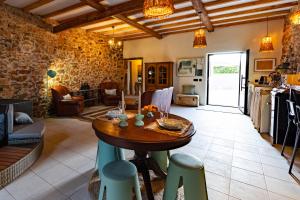 a kitchen and living room with a wooden table at Retiro do Lavrador in Alvaiázere