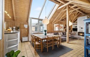 Köök või kööginurk majutusasutuses Lovely Home In Hvide Sande With Sauna