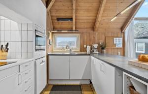 Köök või kööginurk majutusasutuses Lovely Home In Hvide Sande With Sauna +26 fotot