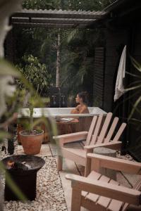 Posezení v ubytování Into the Woods - Outdoor Bath, Firepit & Wood Fired Pizza Oven near Montville