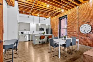 cocina y comedor con reloj en una pared de ladrillo en Stunning 5 Star Stay! Guest Favorite with River View, en Saint Louis 9 fotos más